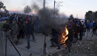Χάος στην Ειδομένη: Οι Σκοπιανοί ρίχνουν δακρυγόνα σε γυναίκες και παιδιά