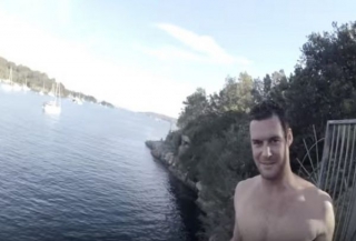 Πήδηξε από έναν βράχο και κατέγραψε την βουτιά του με κάμερα. Μέσα στο νερό όμως τον περίμενε ο απόλυτος εφιάλτης! (ΔΕΙΤΕ ΒΙΝΤΕΟ)