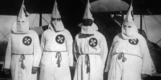 ΑΓΡΙΑ ΕΠΕΙΣΟΔΙΑ – Μαχαίρωσαν 3 μέλη της Κου Κλουξ Κλαν σε διαδήλωση στην Καλιφόρνια