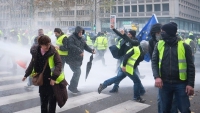 Le Monde: «Ανεκδιήγητες» οι βιαιότητες στο Παρίσι και σε άλλες γαλλικές πόλεις το Σάββατο