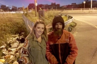 ΥΠΑΡΧΕΙ ΑΝΘΡΩΠΙΑ!!! Άστεγος της έδωσε τα τελευταία του 20 δολάρια – Του επέστρεψε 239.000