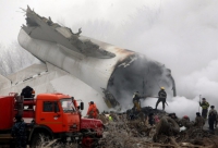 Αεροπορική τραγωδία στο Κιργιστάν: Το αεροπλάνο σύρθηκε πολλά μέτρα αφού έπεσε πάνω στα σπίτια
