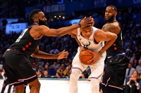 NBA: Ο Λεμπρόν υποκλίθηκε στον Γιάννη
