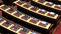 Κωμωδία στην Βουλή με 150 ψήφους, απουσίες και υπερψηφίσεις... κατά λάθος