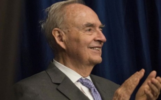 Πρώην γερουσιαστής 90 ετών παντρεύεται τον 40χρόνο σύντροφό του