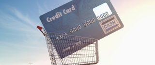 5 αλλαγές που φέρνει στην καθημερινότητά και στις φορολογικές μας υποχρεώσεις ο νόμος για το πλαστικό χρήμα