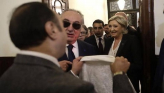 Μ. Λεπέν: «Να μεταφέρετε στον μεγάλο μουφτή τα σέβη μου, αλλά δεν θα φορέσω μαντήλα»
