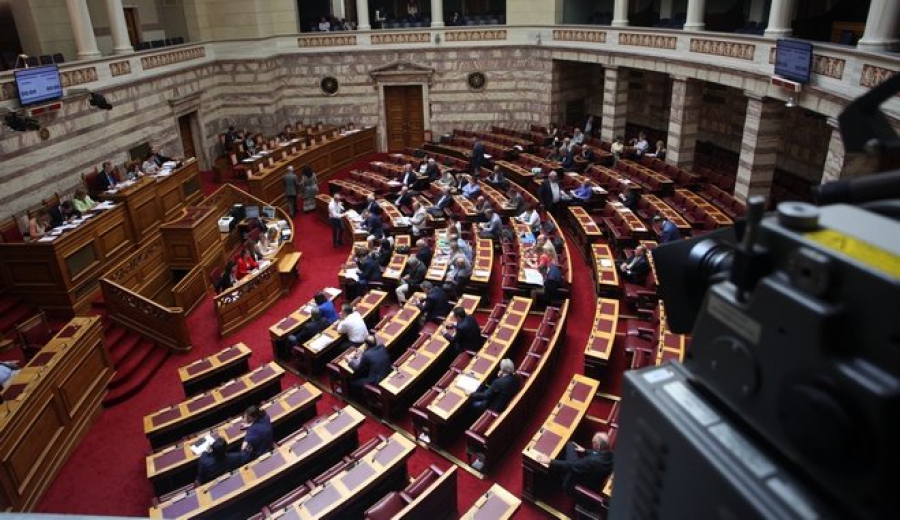 Βουλή: Δεκτή η αναδοχή για ομόφυλα ζευγάρια με 161 &quot;Ναι&quot;