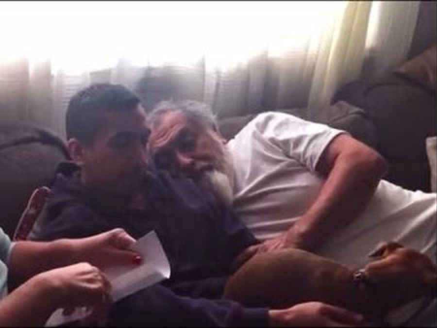 MHN XAΣETE TO BINTEO: Ο ΓΙΟΣ ΤΗΣ ΟΙΚΟΓΕΝΕΙΑΣ ΕΚΑΝΕ ΤΟ ΚΑΛΥΤΕΡΟ ΔΩΡΟ ΣΤΟΥΣ ΓΟΝΕΙΣ ΤΟΥ, ΑΦΟΥ ΚΑΤΑΦΕΡΕ ΜΑ ΣΩΣΕΙ ΜΕ ΔΙΚΑ ΤΟΥ ΕΞΟΔΑ, ΤΟ ΥΠΟΘΗΚΕΥΜΕΝΟ ΣΠΙΤΙ ΤΟΥΣ!