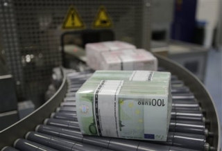 Ενάμισι δισ. ευρώ έβγαλαν στο εξωτερικό 5.260 δημόσιοι υπάλληλοι
