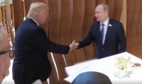 Η πρώτη χειραψία Τραμπ-Πούτιν -Θερμή, με χαμόγελα και χτυπήματα στην πλάτη