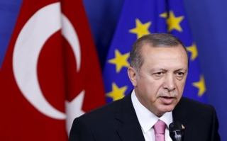 Έπιασαν οι απειλές του Ερντογάν: Kατάργηση της βίζας για τους Τούρκους